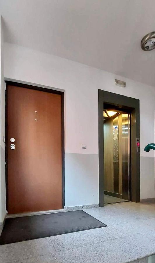 Bright & Lovely Apartment In The City Center Pristina Eksteriør billede